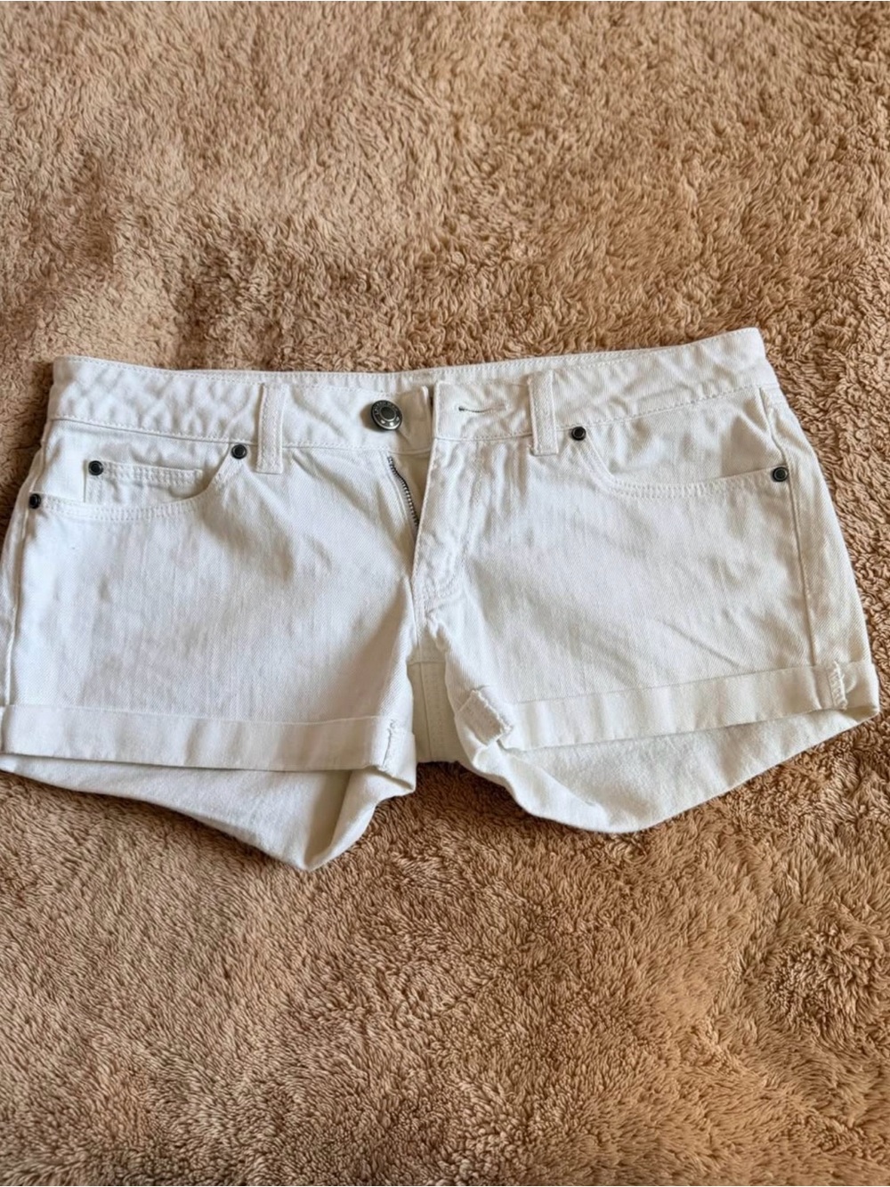 LONDONJEAN White Denim Shortie Shorts